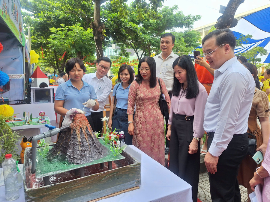 Các đại biểu tham dự Ngày hội học sinh tiểu học TP Đà Nẵng tham quan các sản phẩm STEM trưng bày tại các gian hàng. 