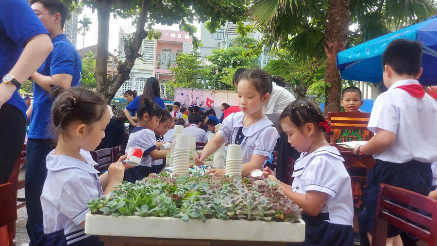 Học sinh thể hiện năng khiếu về mỹ thuật khi tự trang trí và trồng cây vào chậu. ngay-hoi-hoc-sinh-tieu-hoc-tp-da-nang.jpg