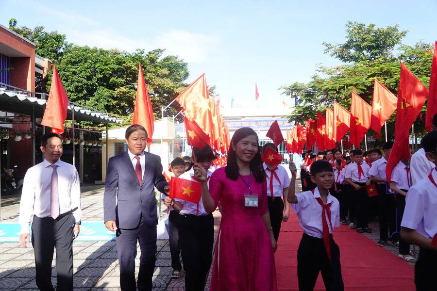 Ông Lương Nguyễn Minh Triết - Chủ tịch UBND TP Đà Nẵng cùng Ban giám hiệu Trường THCS Phạm Văn Đồng đón học sinh lớp 6 trong lễ khai giảng. ong-luong-nguyen-minh-triet.jpg