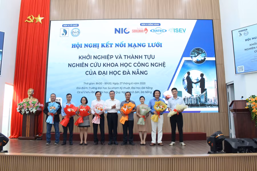 Ban tổ chức tặng hoa cho các diễn giả tham gia hội nghị. 