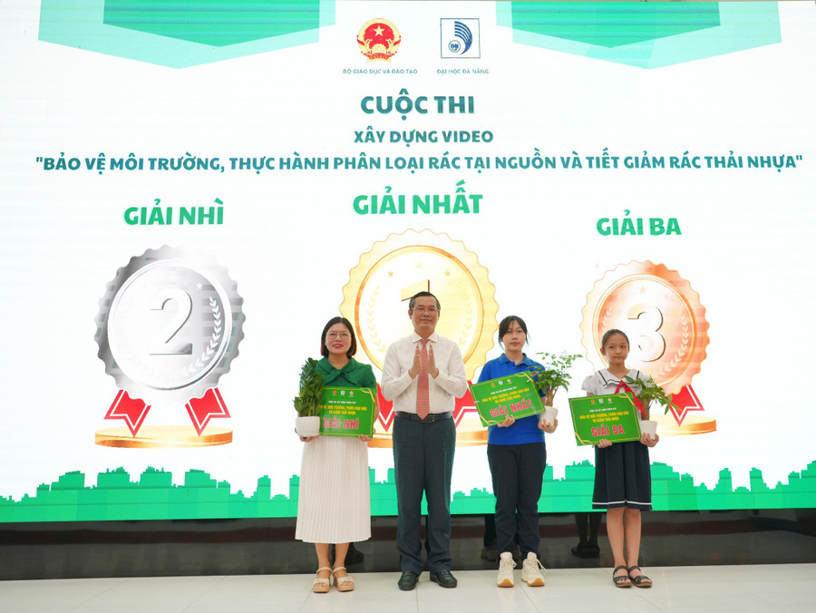 Thứ trưởng Bộ GD&ĐT Nguyễn Văn Phúc trao giải Cuộc thi video sáng tạo về giảm thiểu ô nhiễm nhựa. ngay-moi-truong.jpg
