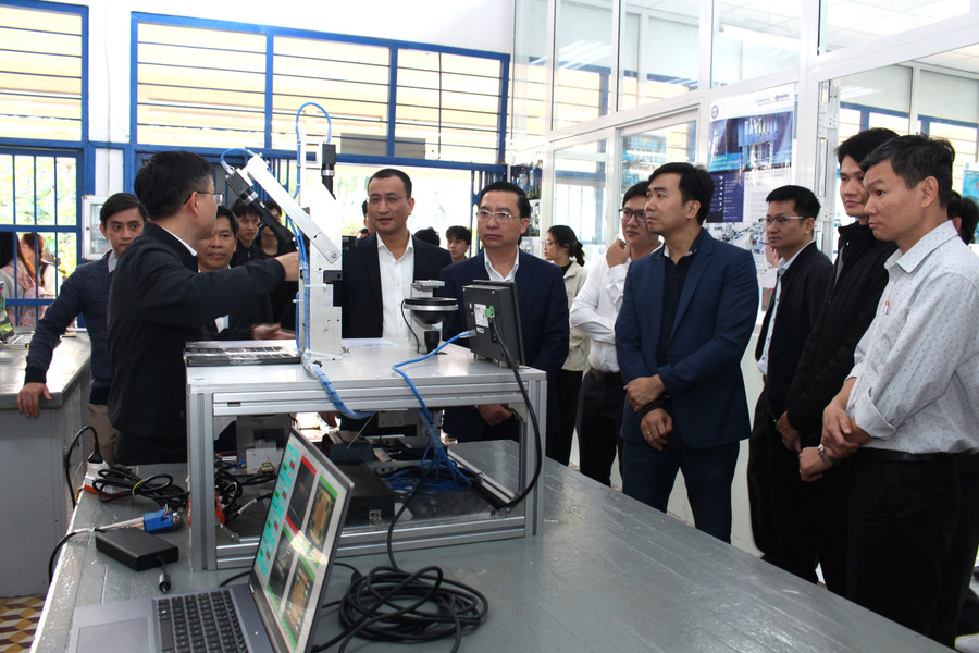 Các đơn vị bàn giao và vận hành thiết bị tại Phòng Tự động hóa và Truyền động nâng cao cho Trường Đại học Sư phạm Kỹ thuật - Đại học Đà Nẵng.