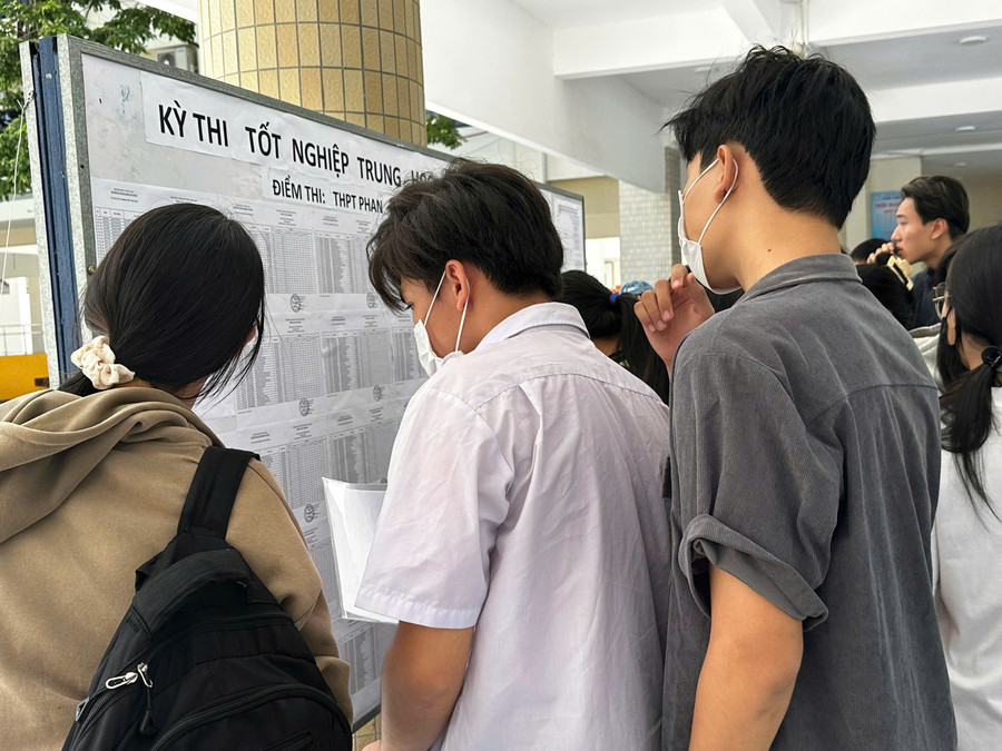 Thí sinh tập trung xem sơ đồ phòng thi tại điểm thi Trường THPT Phan Châu Trinh. da-nang-thi-tot-nghiep-thpt.jpg