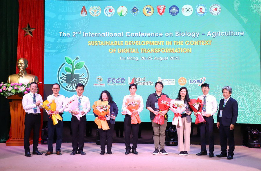 Đại diện lãnh đạo Trường Đại học Sư phạm, Đại học Đà Nẵng tặng hoa và quà lưu niệm cho các đơn vị đồng tổ chức Hội thảo. hoi-thao-nong-nghiep-sinh-hoc-phat-trien-ben-vung.jpg