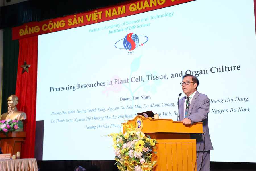 Một trong bốn báo cáo chính trình bày tại phiên toàn thể của Hội thảo. hoi-thao-truong-dai-hoc-su-pham-da-nang.jpg