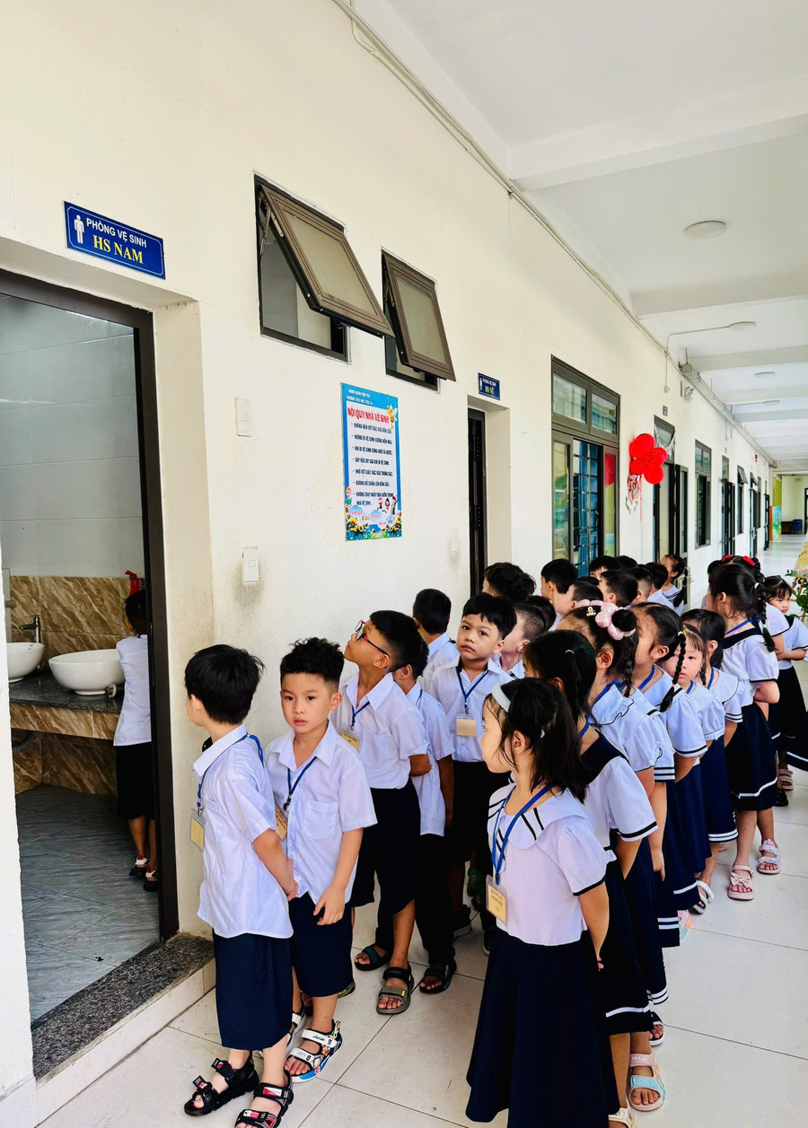 Học sinh lớp Một, Trường Tiểu học Tiểu La được hướng dẫn cách giữ gìn vệ sinh thân thể và vệ sinh chung khi sử dụng nhà vệ sinh. truong-tieu-hoc-tieu-la.jpg