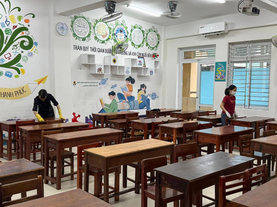 Thầy cô giáo Trường THCS Nguyễn Huệ (phường Hải Châu, TP Đà Nẵng) dọn vệ sinh phòng học, bàn ghế để chuẩn bị đón học sinh quay trở lại trường sau 3 tháng nghỉ hè. truong-thcs-nguyen-hue.jpg