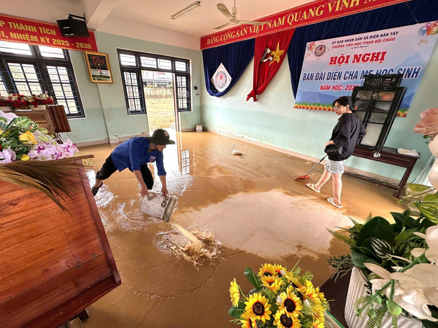 Khu vực các phòng học, hội trường ở tầng trệt ngập bùn non sau khi lũ rút. don-ve-sinh-sau-lu-sv-bach-khoa-da-nan.jpg
