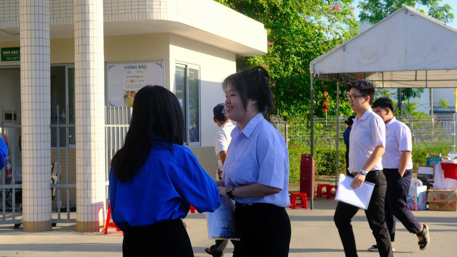 Thí sinh có mặt tại điểm thi Trường THPT Nguyễn Văn Thoại khá sớm. thi-mon-toan.jpg