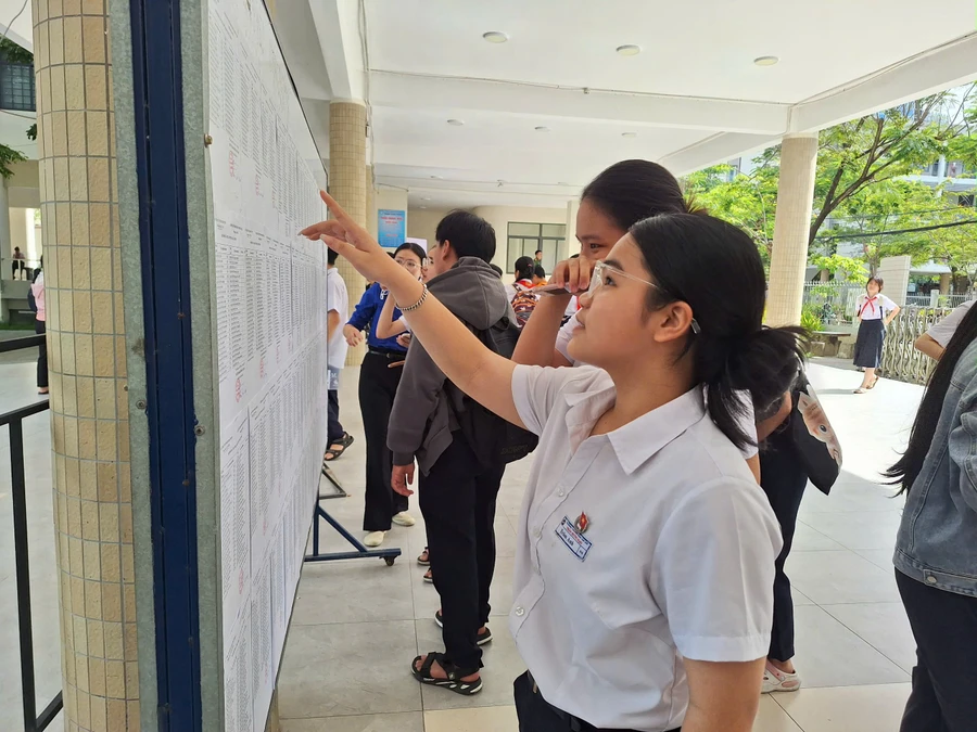 Thí sinh xem danh sách và sơ đồ phòng thi tại Hội đồng coi thi Trường THPT Phan Châu Trinh. 