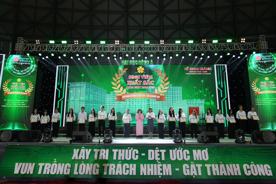 Trường Đại học Đông Á khen thưởng sinh viên xuất sắc. khen-sv-xuat-sac-dsc00742.jpg