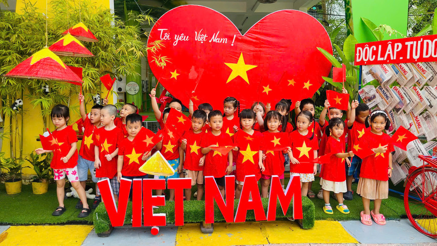 เด็กๆ จากชั้นเรียนอนุบาลใหญ่ โรงเรียนอนุบาลบิ่ญมิญ (เขตไห่เจิว เมืองดานัง) เฉลิมฉลองวันชาติในวันที่ 2 กันยายน mam-non-da-nang.jpg