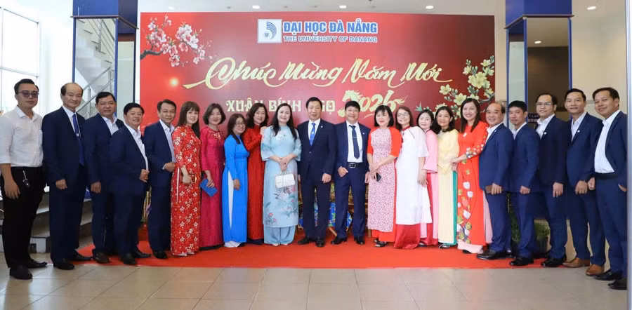 Tập thể Trung tâm Đào tạo thường xuyên - Đại học Đà Nẵng.