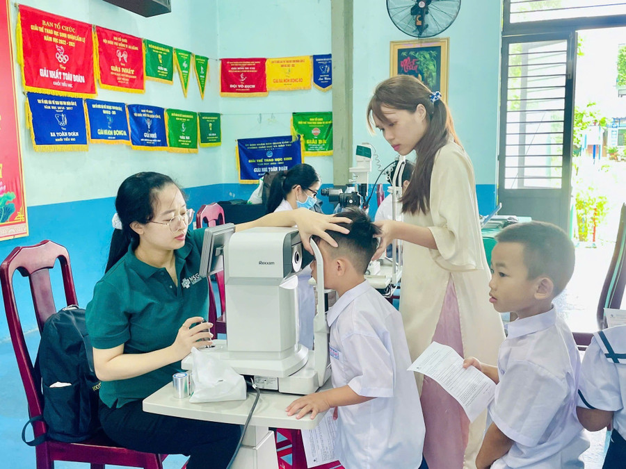 Trường Tiểu học Trần Văn Dư khám mắt đầu năm học cho học sinh. truong-tieu-hoc-tran-van-du-hoa-xuan-kham-mat-cho-hoc-sinh.jpg
