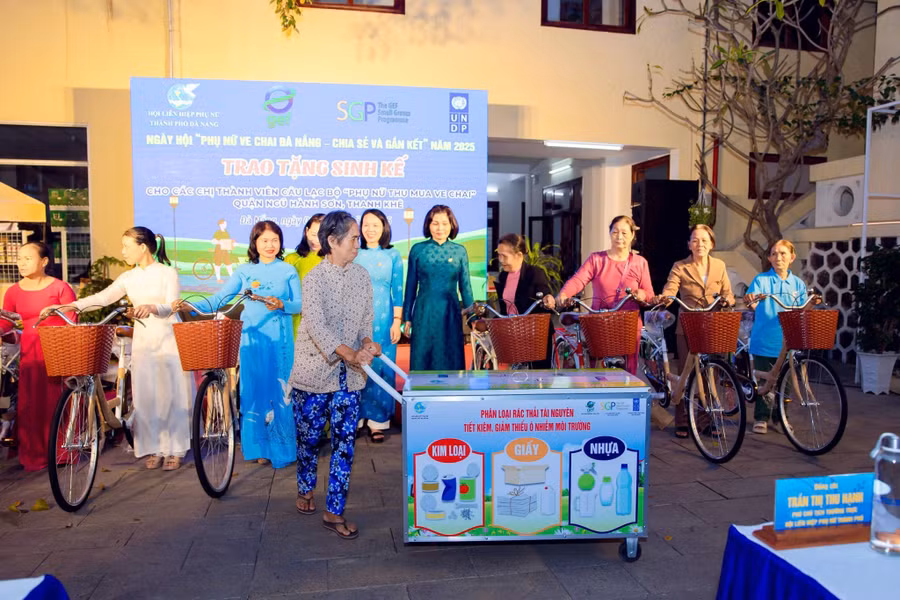 Hội LHPN thành phố Đà Nẵng trao tặng 10 phương tiện sinh kế cho phụ nữ ve chai khó khăn. Ảnh: Hội LHPN TP Đà Nẵng.