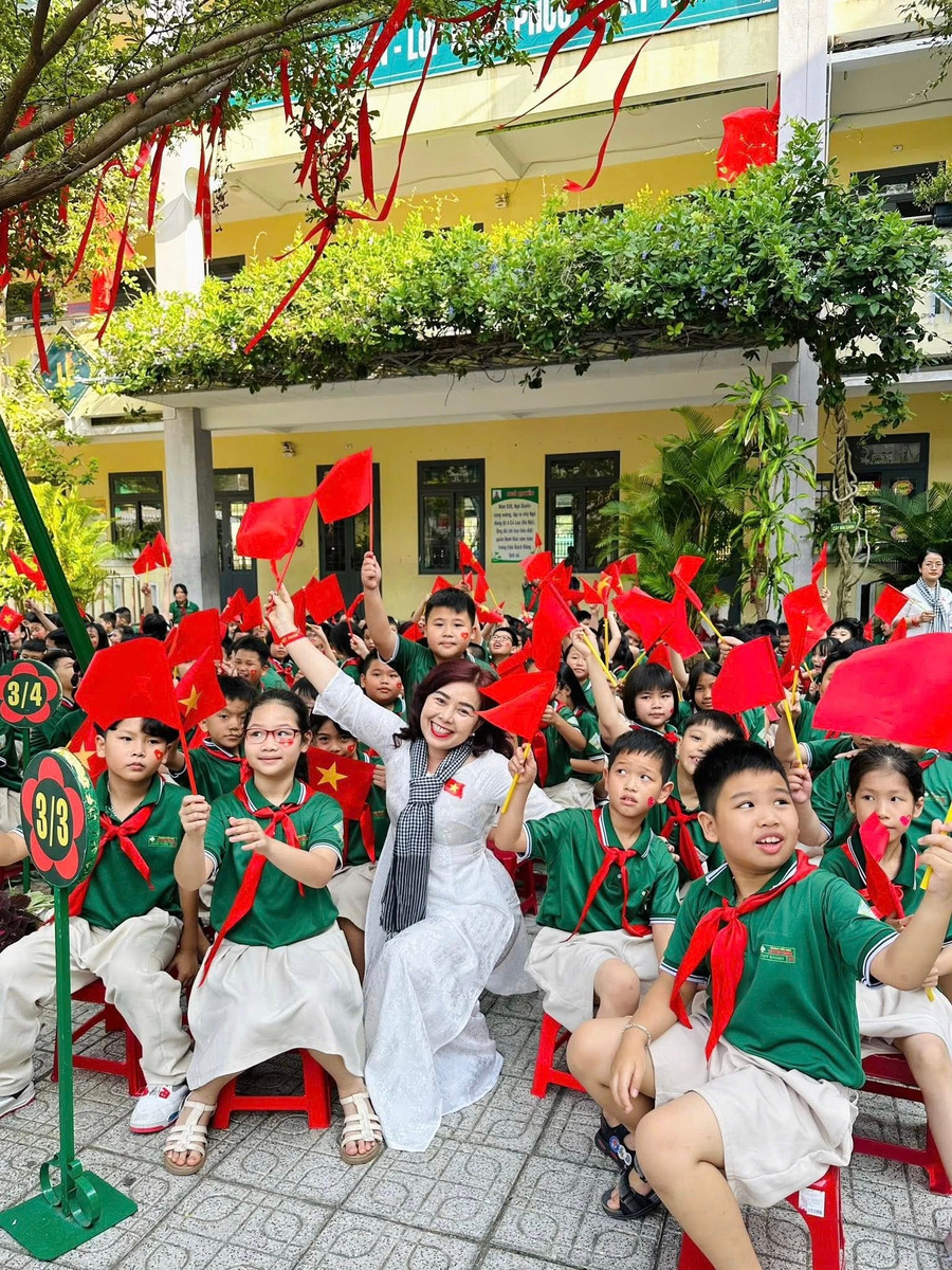 Bà Huỳnh Thị Thu Nguyệt cùng học sinh Trường Tiểu học Lê Đình Chinh. le-dinh-chinh-da-nang.jpg
