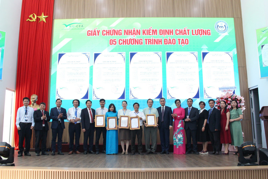 5 chương trình đào tạo của Trường Đại học Sư phạm Kỹ thuật - Đại học Đà Nẵng được trao chứng nhận đạt chuẩn chất lượng.