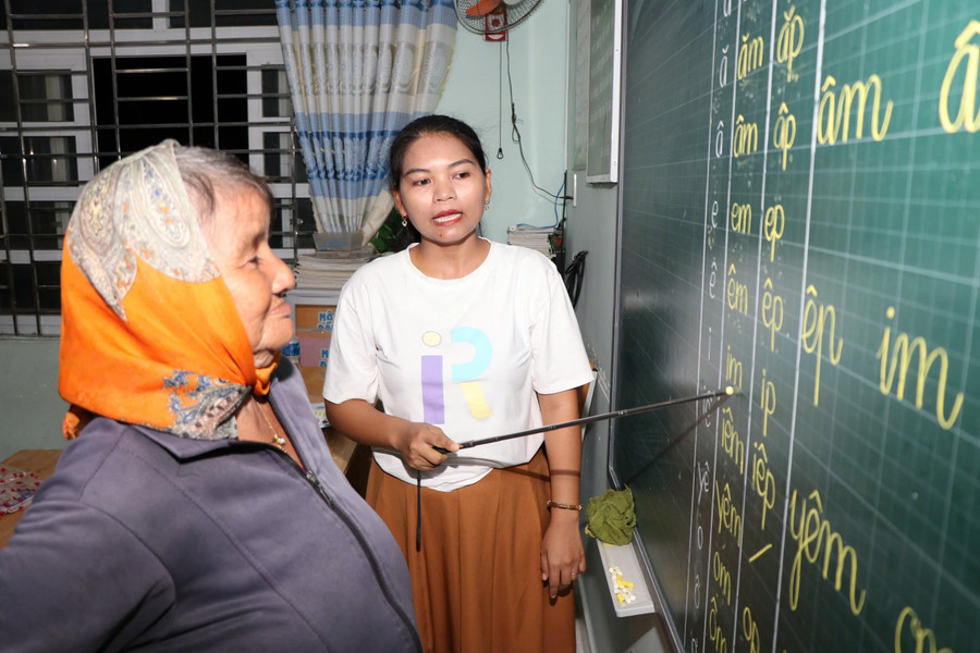 Nhiều học viên lớn tuổi vẫn tham gia các lớp xóa mù chữ đều đặn. 