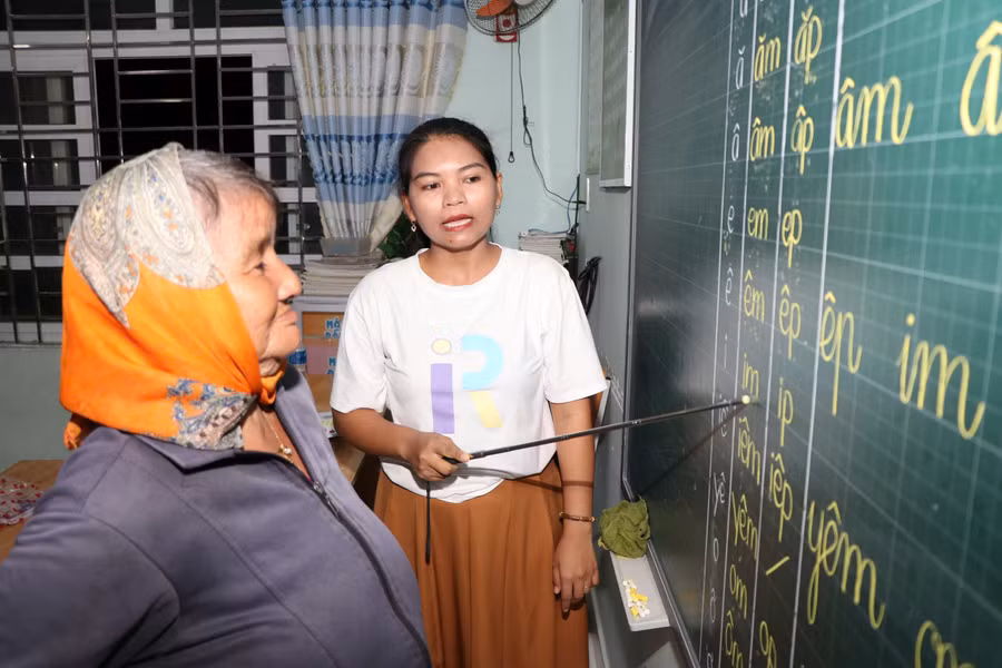 Nhiều học viên lớn tuổi vẫn tham gia các lớp xóa mù chữ đều đặn. 