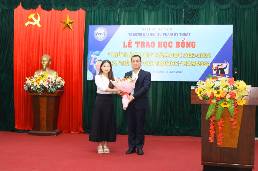 truong-dai-hoc-su-pham-ky-thuat-da-nang-trao-hoc-bong-tiep-suc-den-truong.jpg