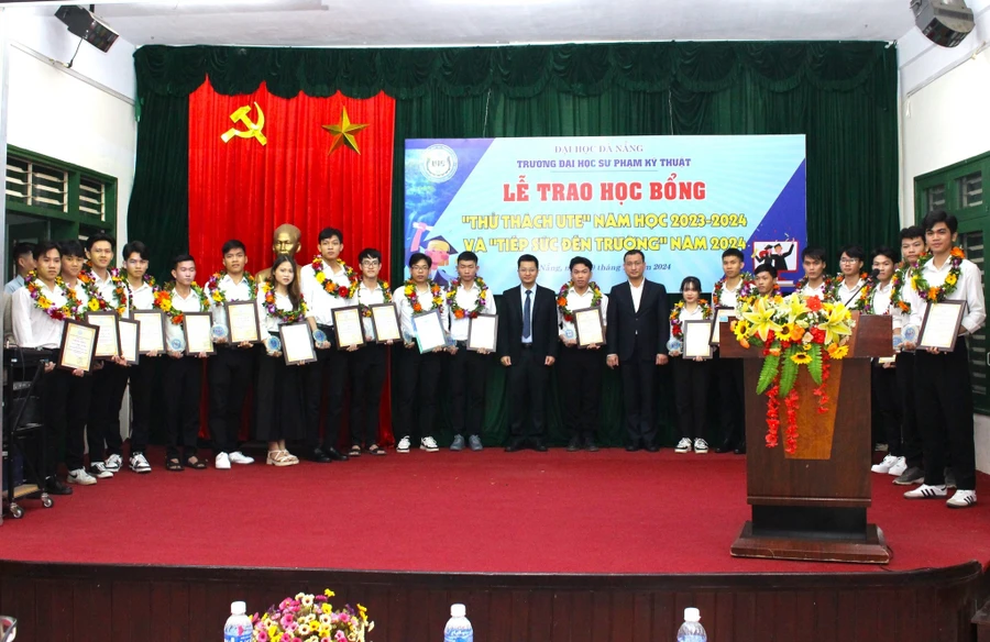 Trường Đại học Sư phạm Kỹ thuật trao học bổng Thử thách UTE cho sinh viên xuất sắc tiêu biểu. 