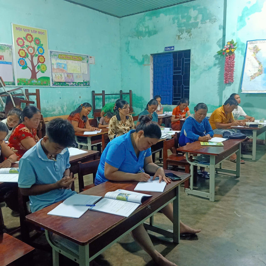 Lớp xóa mù chữ ở thôn Hoa, Trường Tiểu học Zơ Nông, xã Thạnh Mỹ, TP Đà Nẵng có nhiều học viên lớn tuổi. Ảnh: NVCC xoa-mu-chu-zo-ram-thi-hong.jpg