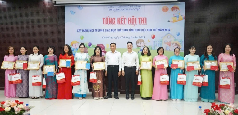 Sở GD&ĐT Đà Nẵng trao giải Xuất sắc cho các đơn vị tham gia Hội thi Xây dựng môi trường giáo dục phát huy tính tích cực cho trẻ mầm non. 