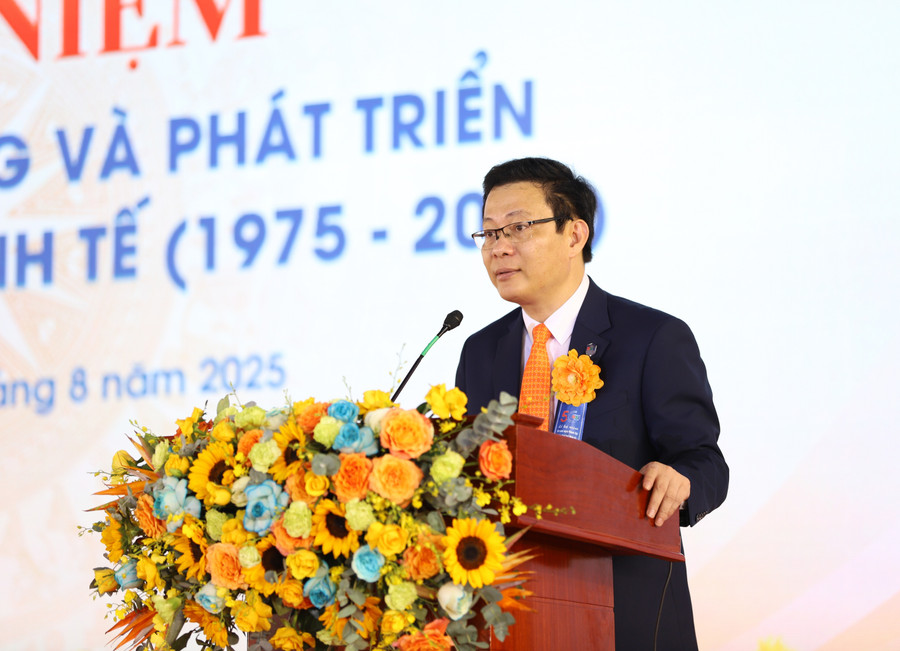 Assoc. Prof. Dr. Le Van Huy, Rektor Universitas Ekonomi, Universitas Danang, menyampaikan pidato pada Upacara tersebut. le-van-huy-hieu-truong-truong-dai-hoc-kinh-te-da-nang.jpg