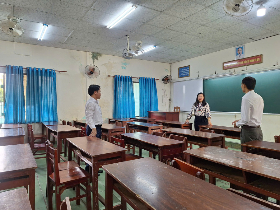 Các đoàn kiểm tra của Sở GD&ĐT Đà Nẵng lưu ý các điểm thi phải đảm bảo quạt mát, ánh sáng, nước uống... cho thí sinh dự thi. kiem-tra-co-so-vat-chat-diem-thi-vao-lop-10-da-nang.jpg