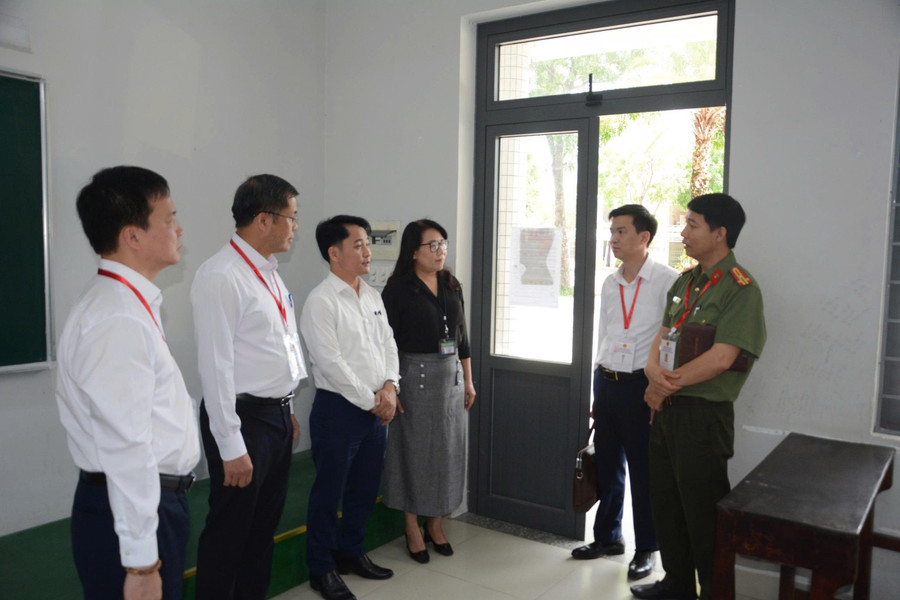 Đoàn kiểm tra lưu ý các phòng thi, nếu có camera lớp học, cần niêm phòng trước khi kỳ thi diễn ra. kiem-tra-co-so-vat-chat-thi-tot-nghiep-thpt-tai-da-nang-2025.jpg