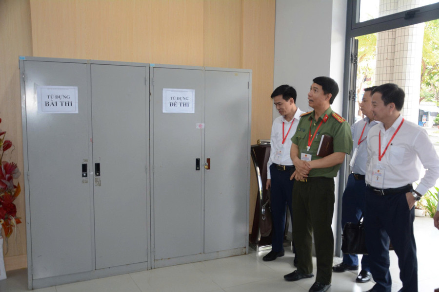 Đoàn kiểm tra khảo sát phòng chứa bài thi tại điểm thi Trường THPT Hoàng Hoa Thám (quận Sơn Trà, TP Đà Nẵng). kiem-tra-csvc-thi-tot-nghiep-thpt-2025.jpg