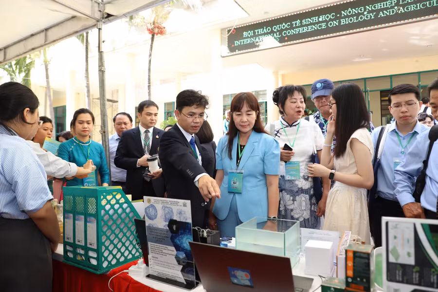 Các đại biểu tham quan trưng bày triển lãm của doanh nghiệp bên lề Hội thảo.