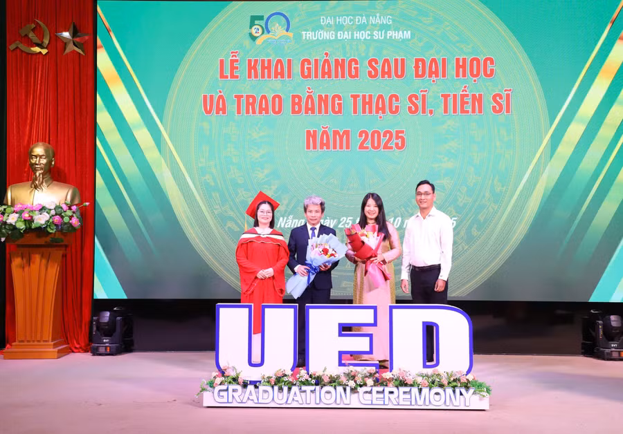 Đại diện tân tiến sĩ và tân học viên tặng hoa tri ân lãnh đạo nhà trường.