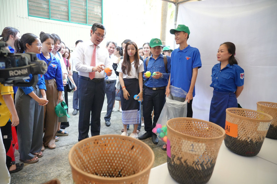 Thứ trưởng Nguyễn Văn Phúc trải nghiệm mô hình truyền thông giảm thiểu rác thải nhựa của sinh viên. mit-tin-ngay-moi-truong-the-gioi.jpg