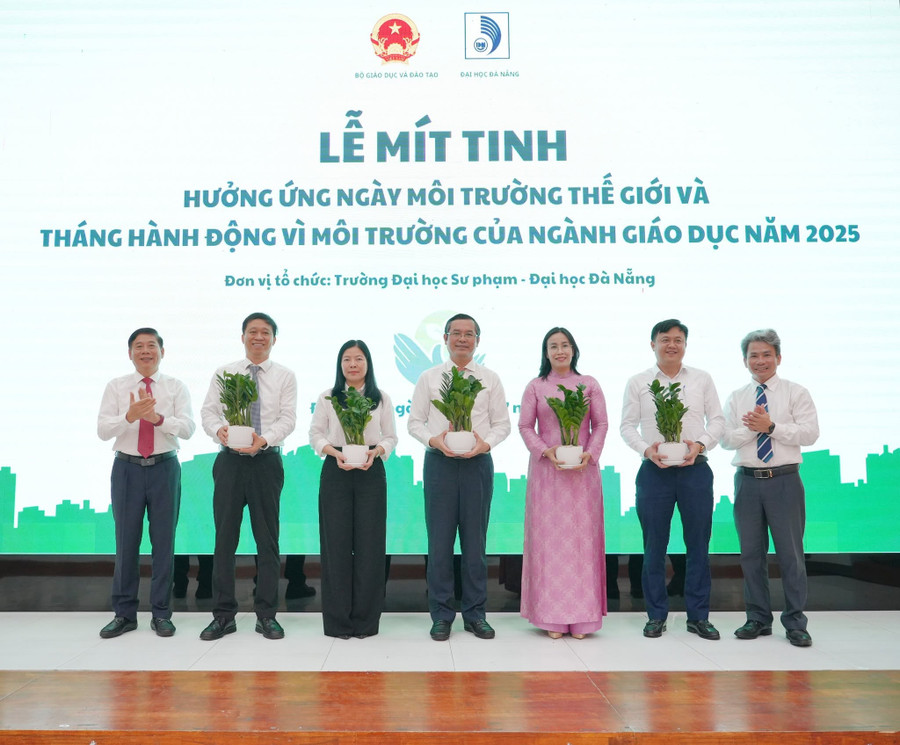Đại diện Đại học Đà Nẵng và Trường Đại học Sư phạm tặng cây lưu niệm cho các đại biểu tham dự Lễ mít tinh. Ảnh: Bích Thủy.