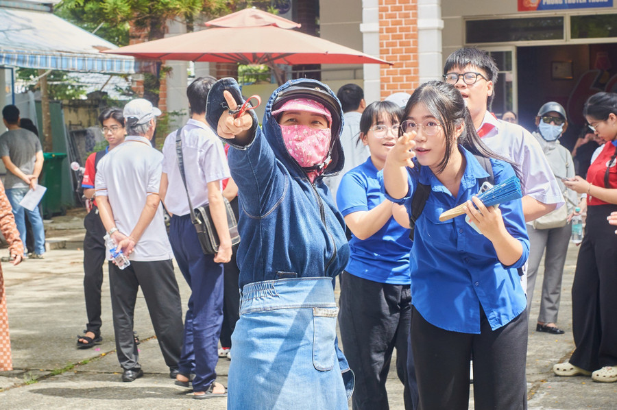Đội tình nguyện Hoa phượng đỏ Trường THPT Hoàng Hoa Thám hướng dẫn sơ đồ phòng thi cho thí sinh và người nhà trong buổi tập trung phổ biến quy chế thi. hoa-phuong-do-hoang-hoa-tham.jpg