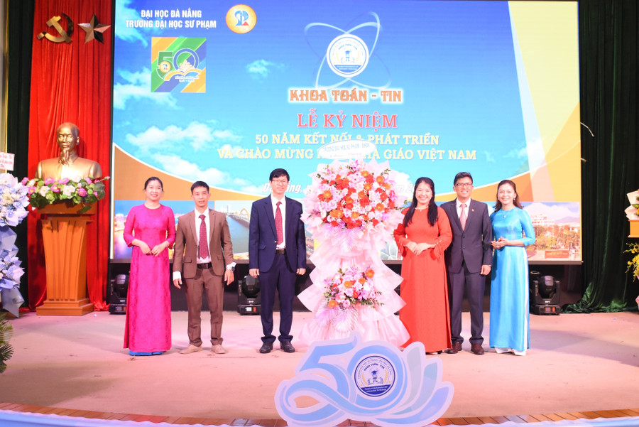 Đại diện lãnh đạo Trường Đại học Sư phạm - Đại học Đà Nẵng tặng hoa chúc mừng tập thể Khoa Toán - Tin. 