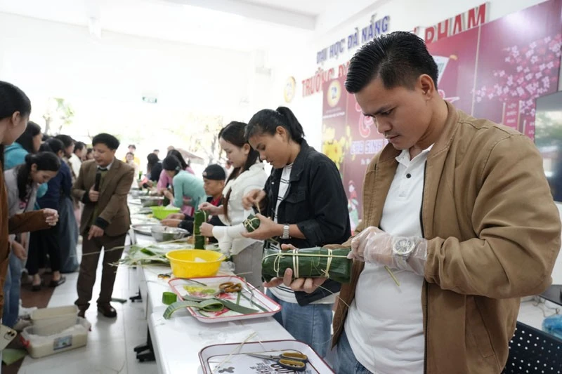 Lưu học sinh tại Trường Đại học Sư phạm, Đại học Đà Nẵng trải nghiệm gói bánh chưng. 