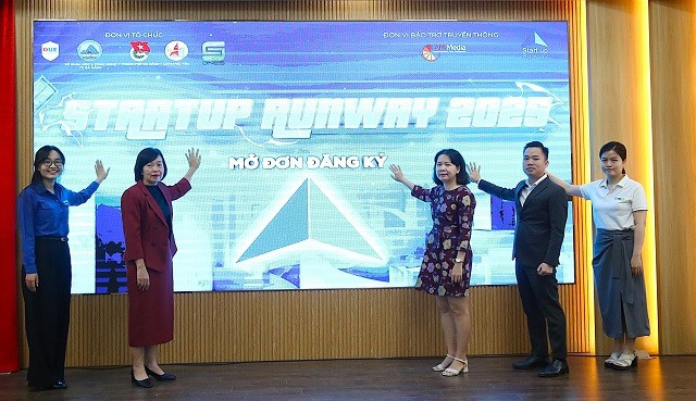 Đại diện các đơn vị đồng tổ chức cuộc thi thực hiện nghi thức khởi động Cuộc thi Starup Runway 2025. 