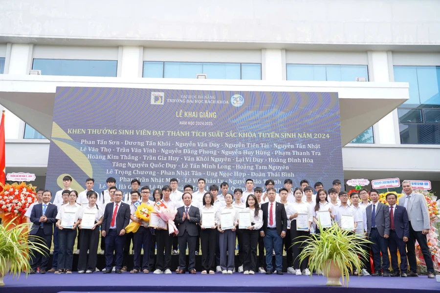 Trường Đại học Bách khoa, Đại học Đà Nẵng trao học bổng cho tân sinh viên khóa tuyển sinh năm 2024. 