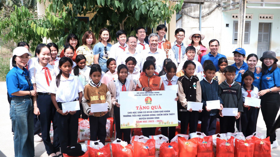 Trường THCS Võ Thị Sáu (phường Nam Nha Trang) thăm và tặng quà cho học sinh nghèo của Trường Tiểu học Khánh Đông, điểm trường Diên Thủy. Ảnh: NTCC khanh-vinh.jpg