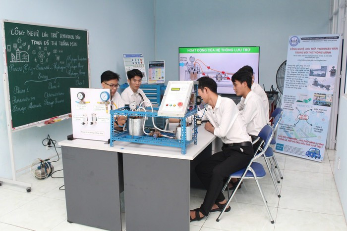 Студенты Технического университета Дананга проходят практическую подготовку. su-pham-ky-thuat-dai-hoc-da-nang.jpg