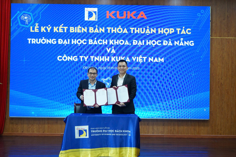 Đại diện Trường Đại học Bách khoa - Đại học Đà Nẵng và Công ty TNHH KUKA Việt Nam ký kết hợp tác. 