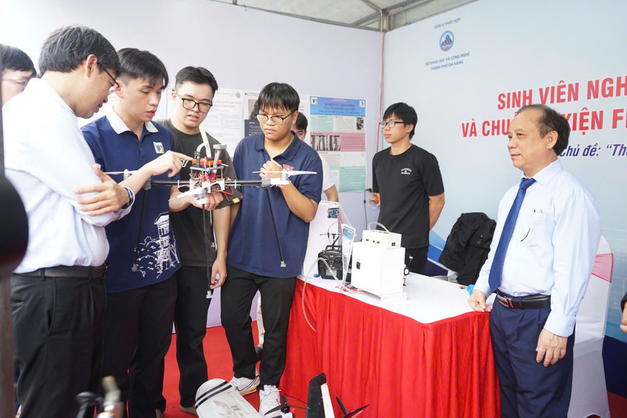 Sinh viên thuyết trình về sản phẩm nghiên cứu khoa học tại Festival Sáng tạo trẻ năm 2025. sinh-vien-nghien-cuu-khoa-hoc-dh-da-nang.jpg