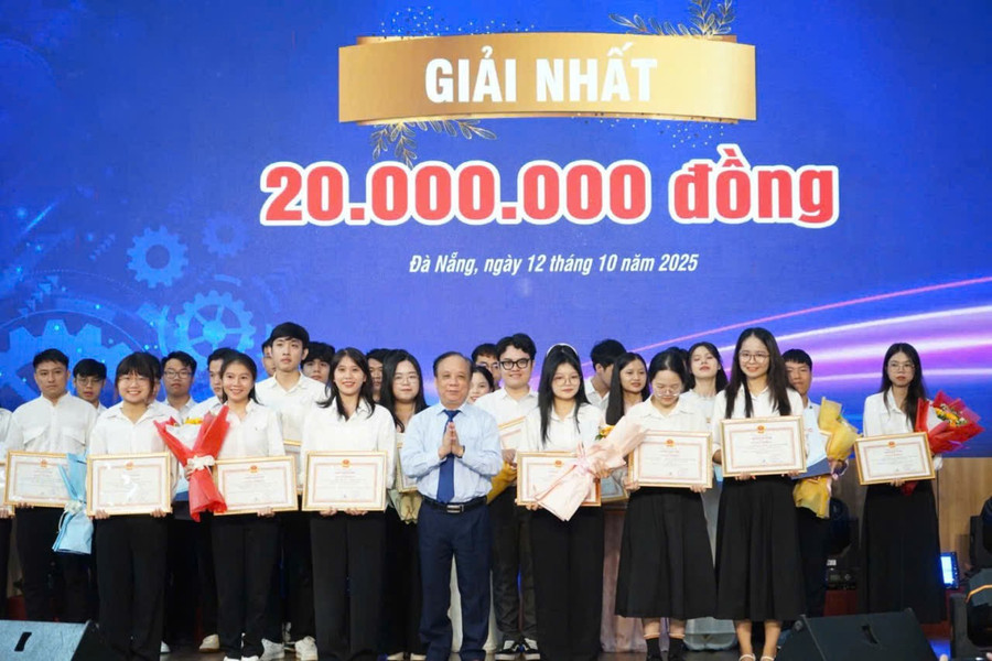 PGS.TS Nguyễn Ngọc Vũ, GIám đốc Đại học Đà Nẵng trao giải cho 2 nhóm tác giả đạt giải Nhất.