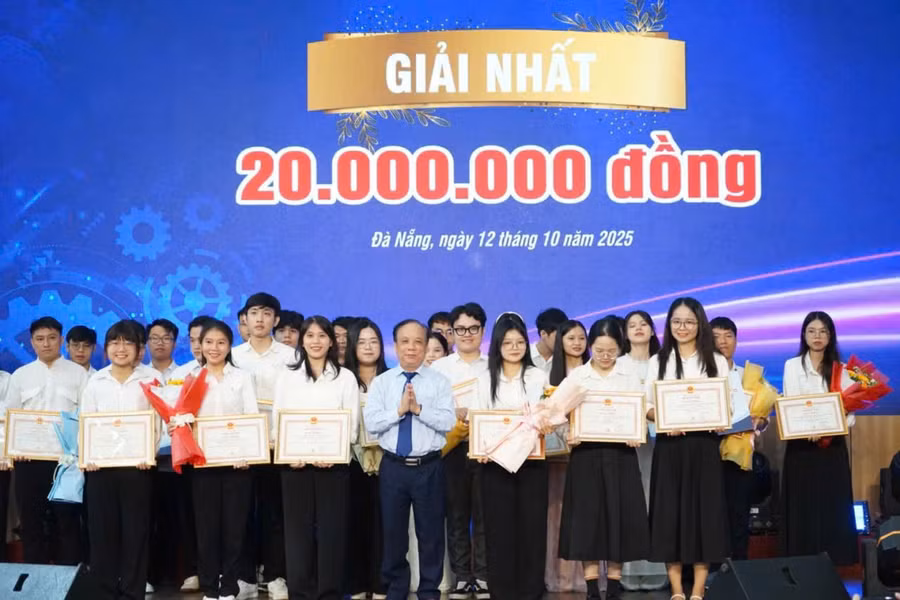 PGS.TS Nguyễn Ngọc Vũ, GIám đốc Đại học Đà Nẵng trao giải cho 2 nhóm tác giả đạt giải Nhất.