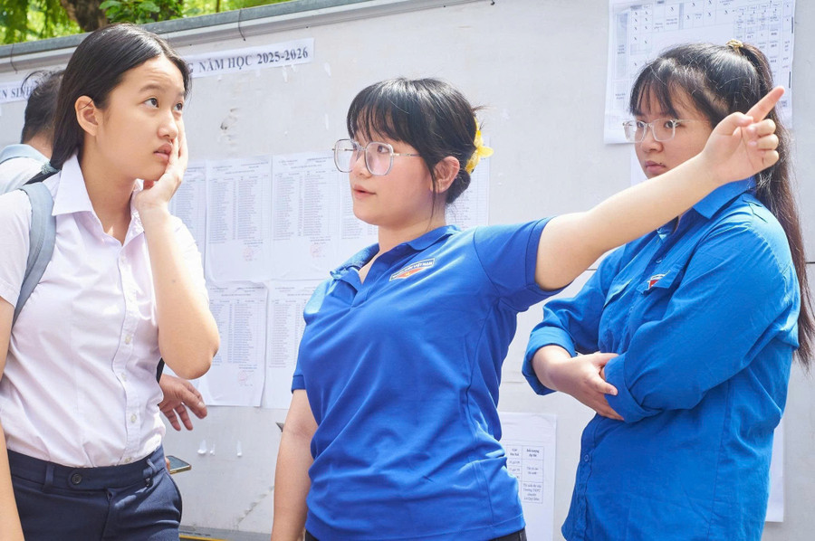 Tình nguyện viên Tiếp sức mùa thi hỗ trợ thí sinh dự thi vào lớp 10 tại hội đồng coi thi Trường THPT Hoàng Hoa Thám. thi-mon-ngu-van-nam-2025-tuyen-sinh-10-da-nang.jpg