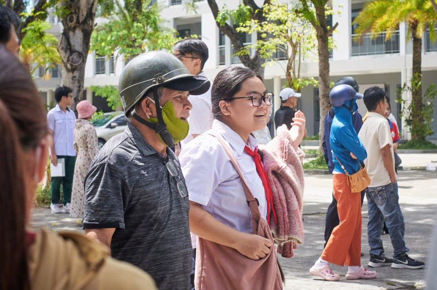 Phụ huynh sát cánh cùng con trước giờ vào khu vực thi. thi-mon-ngu-van-tuyen-sinh-10-da-nang.jpg