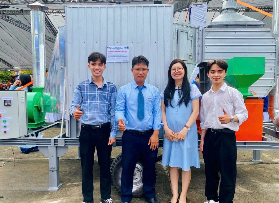 Nhóm giảng viên - sinh viên chế tạo thiết bị sấy di động. 