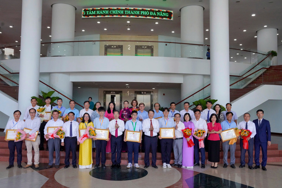 Lãnh đạo thành phố chụp hình lưu niệm với các thầy cô hướng dẫn và học sinh đoạt thành tích xuất sắc trong các kỳ thi quốc tế. truong-thpt-chuyen-le-quy-don-da-nang-hs-dat-giai-quoc-te.jpg